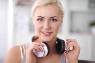 genç güzel kadın evde müzik dinleme