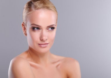 gri arka plan üzerinde izole, güzel bir kadın