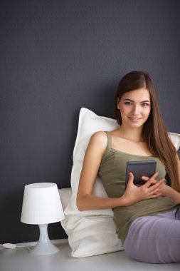 bir yastık ve pl ile katta oturan güzel esmer kadın