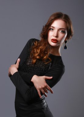 siyah elbiseli güzel esmer kadın portresi