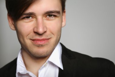 Dizüstü bilgisayar kullanan iş adamı