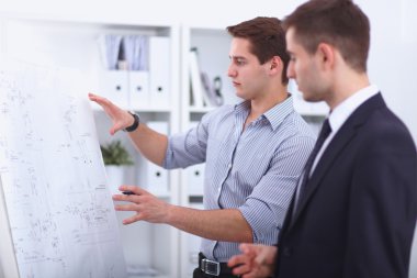 İş adamları iş toplantısında oturup tartışıyor.