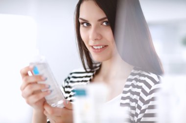 mooie jonge vrouw in winkel