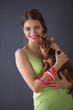 köpek gri arka planı olan kız