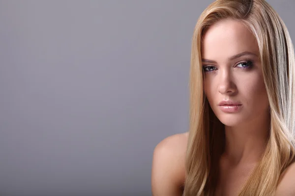 Portrait of a beautiful young woman , isolated on grey background — Stock Photo, Image