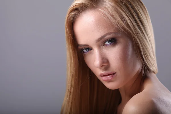 Retrato de una hermosa joven, aislada sobre fondo gris —  Fotos de Stock