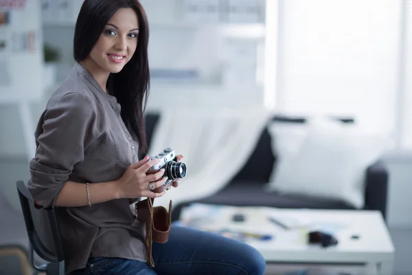 Frau ist Berufsfotografin mit Kamera im Büro — Stockfoto