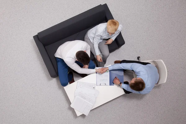 Üzletemberek ülnek és beszélgetnek az üzleti megbeszélésen, az irodában — Stock Fotó