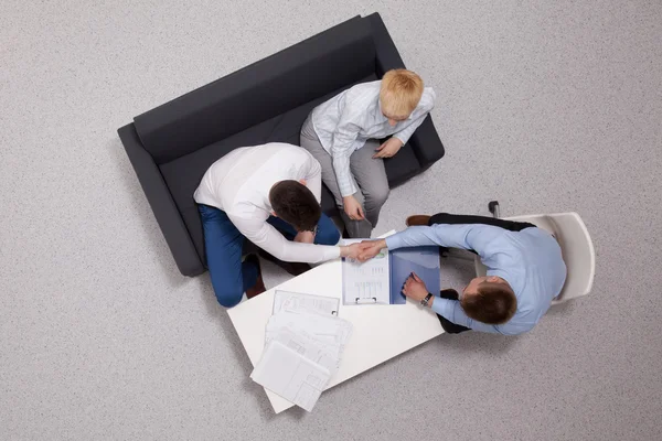 Geschäftsleute sitzen und diskutieren bei Geschäftstreffen, im Büro — Stockfoto