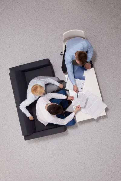 Geschäftsleute sitzen und diskutieren bei Geschäftstreffen, im Büro — Stockfoto