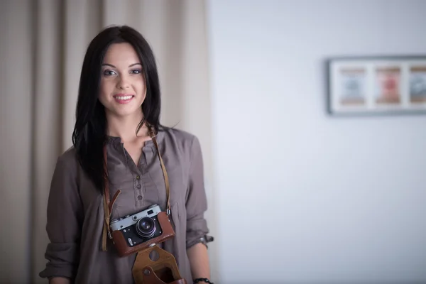 女性はオフィスでカメラを持つプロ カメラマンです。 — ストック写真