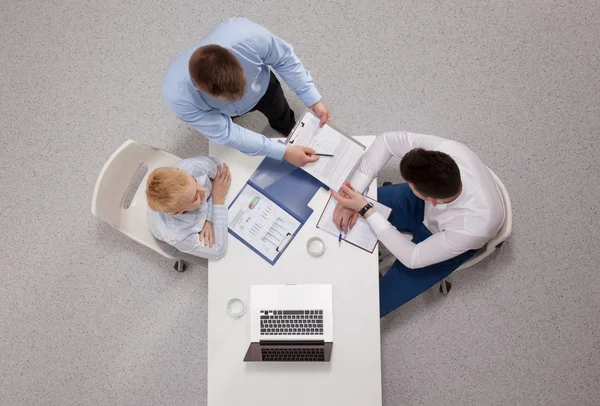 Geschäftsleute sitzen und diskutieren bei Geschäftstreffen, im Büro — Stockfoto