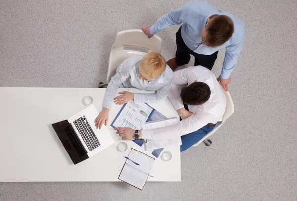 Επιχειρηματίες που κάθονται και συζητούν σε επαγγελματική συνάντηση, στο γραφείο — Φωτογραφία Αρχείου