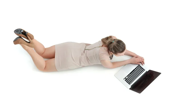 Kvinna med en laptop liggande på golvet — Stockfoto