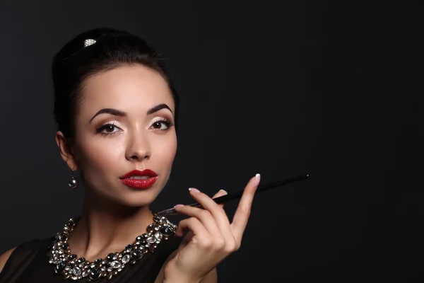 Portrait de jeune belle femme avec des bijoux — Photo