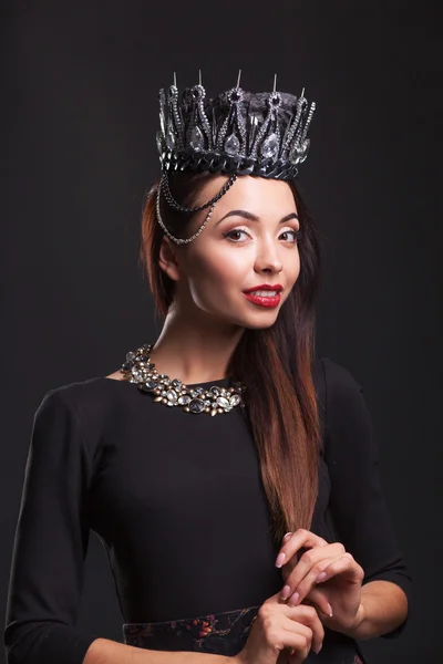 Hermosa mujer con corona de diamantes y joyas, aislada sobre fondo negro —  Fotos de Stock