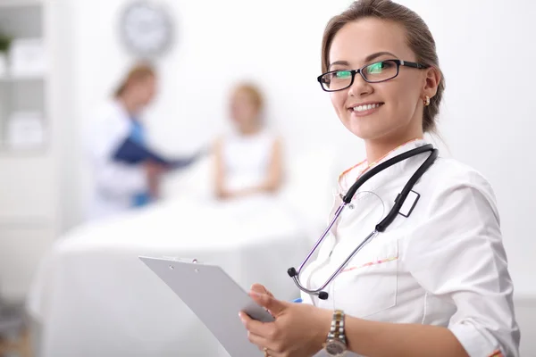 Retrato de doctora en el hospital con carpeta — Foto de Stock