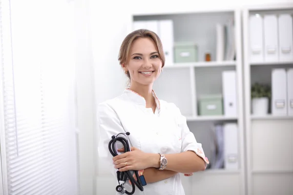 Portret van een vrouwelijke arts in het ziekenhuis — Stockfoto