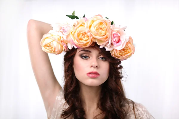 Retrato de una mujer con flores en el pelo — Foto de Stock