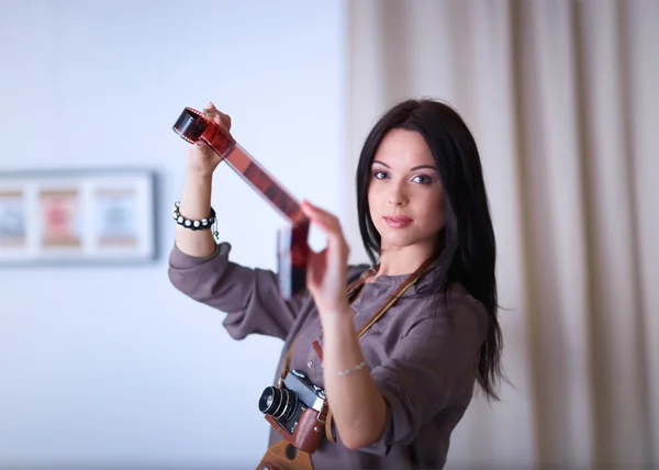 Jeune femme regardant des séquences sur le film — Photo