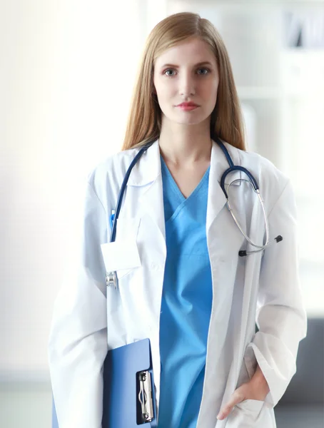 Retrato de doctora con carpeta en el pasillo del hospital —  Fotos de Stock