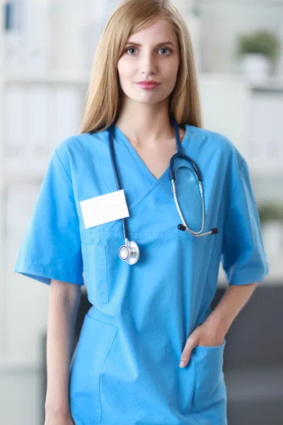 Női orvos portréja a kórházi folyosón — Stock Fotó