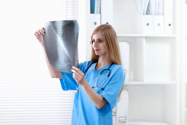 Kvinnlig läkare visar röntgen på sjukhus — Stockfoto