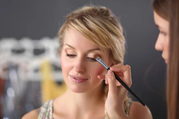 Künstlerin macht professionelles Make-up für Frauen — Stockfoto