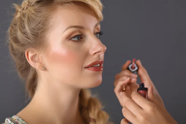 Artista haciendo maquillaje profesional de la mujer —  Fotos de Stock