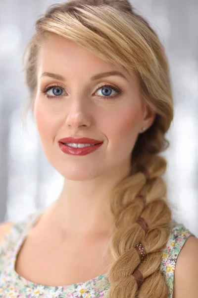 Mooie blonde jonge vrouw met vlecht kapsel — Stockfoto