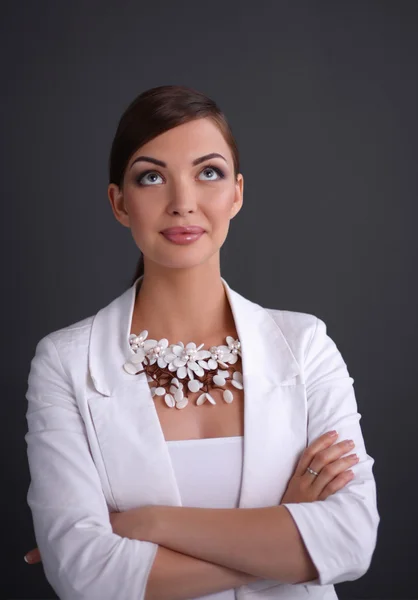 Portret van een jonge vrouw met parels, geïsoleerd op grijze achtergrond — Stockfoto