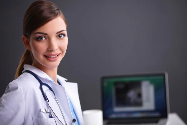 Женщина-врач, работающая на белом фоне — стоковое фото