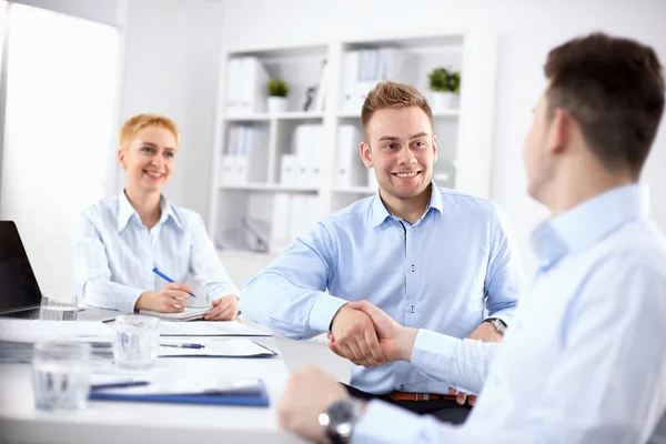 Gente de negocios dándose la mano, terminando una reunión — Foto de Stock