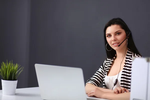 Bella donna d'affari che lavora alla sua scrivania con auricolare e l — Foto Stock