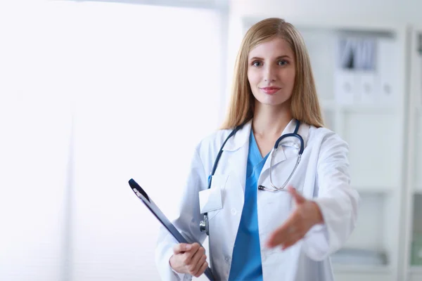 Portret młodego lekarza kobieta podając rękę, na białym tle na whi — Zdjęcie stockowe