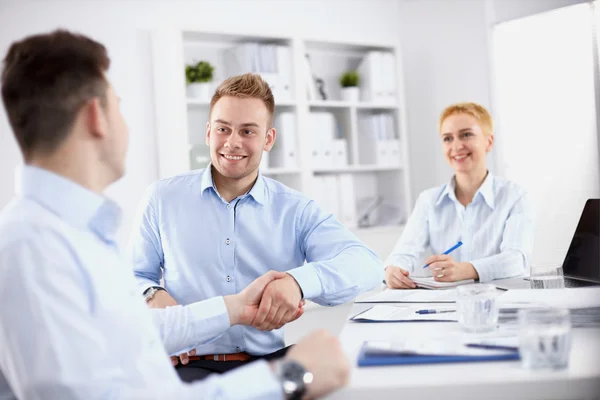 Geschäftsleute schütteln Hände, beenden ein Meeting — Stockfoto