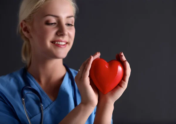 Vrouwelijke arts met een stethoscoop luisteren, geïsoleerd op grijs ba — Stockfoto