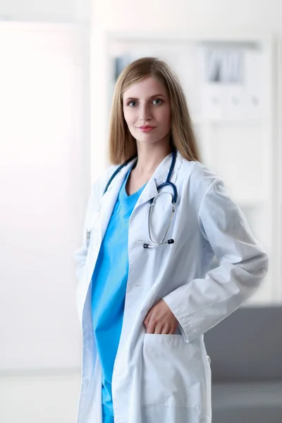 Portret van vrouwelijke arts in ziekenhuisgang — Stockfoto