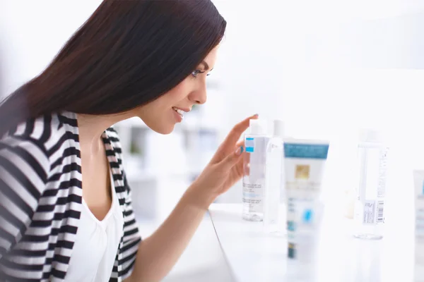 Beautiful young woman in shop — Stock Photo, Image