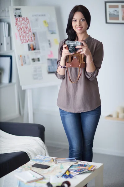 Mulher é um fotógrafo proffessional com câmera — Fotografia de Stock