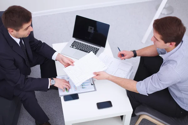 Zakenmensen zitten en discussiëren op zakelijke bijeenkomst — Stockfoto