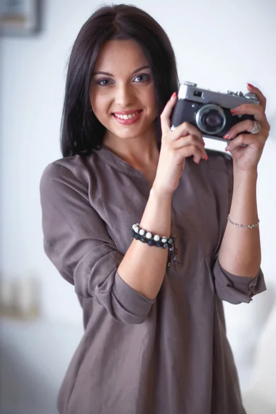 女人是个带着照相机的业余摄影师 — 图库照片