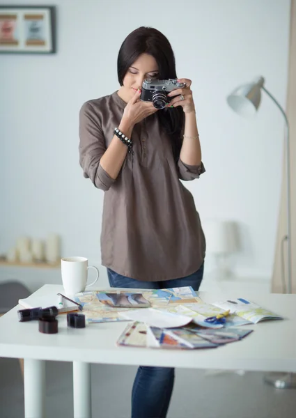 Kvinna är en professionell fotograf med kamera — Stockfoto