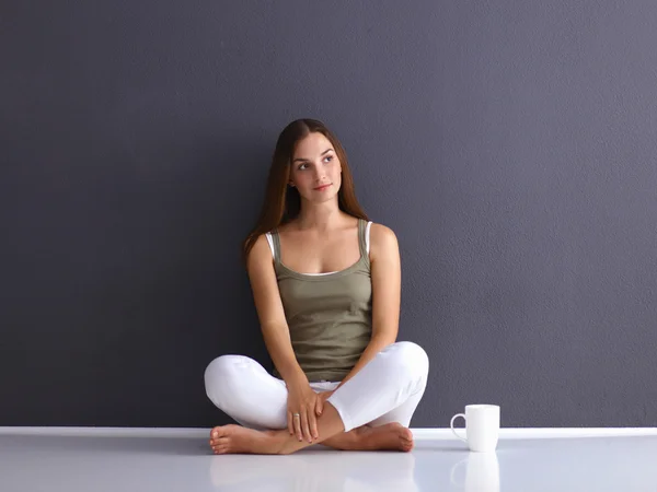 Attractive caucasian girl sitting on floor — Stock Photo, Image