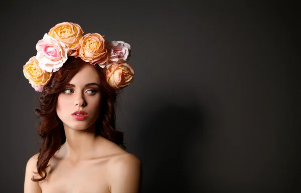 Hermosa chica de moda con rosas — Foto de Stock