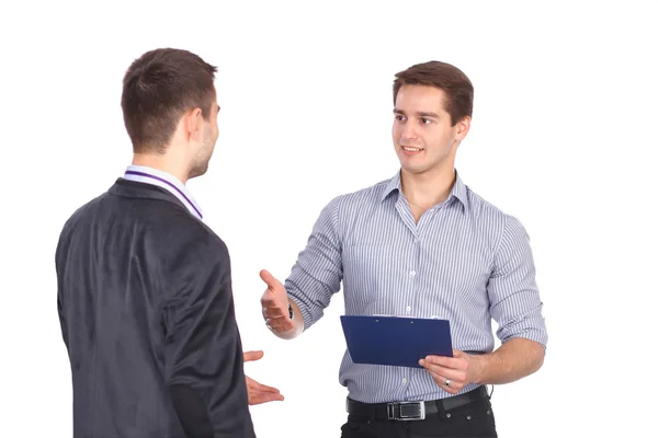 Dos hombres de negocios estrechando la mano y uno de ellos sosteniendo una carpeta — Foto de Stock