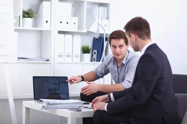 Geschäftsleute sitzen und diskutieren bei Geschäftstreffen — Stockfoto