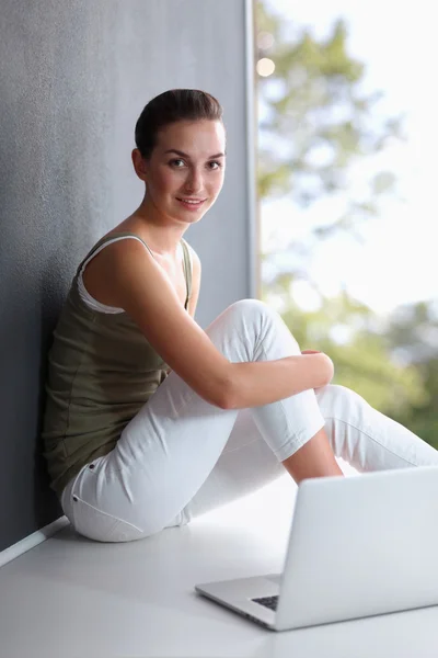 Attraktive kaukasische Mädchen sitzen auf dem Boden — Stockfoto