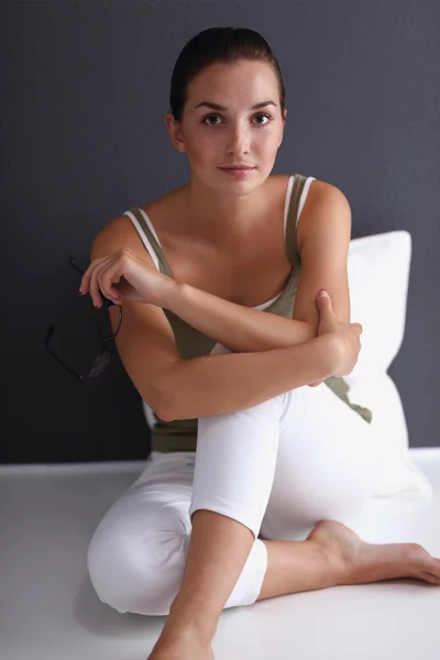 Attractive caucasian girl sitting on floor — Stock Photo, Image