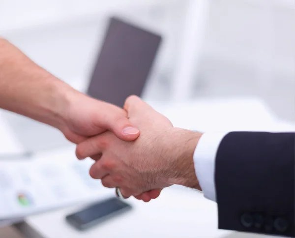 Empresarios estrechando las manos, aislados en blanco . — Foto de Stock